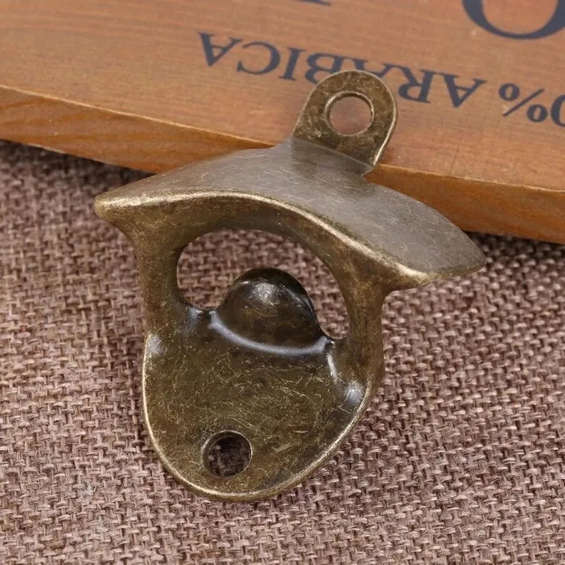 Kleine gewone ijzeren flesopener voor de mens